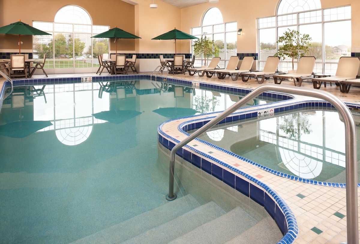 Country Inn & Suites by Radisson, Milwaukee West (Brookfield), WI - Photo 1