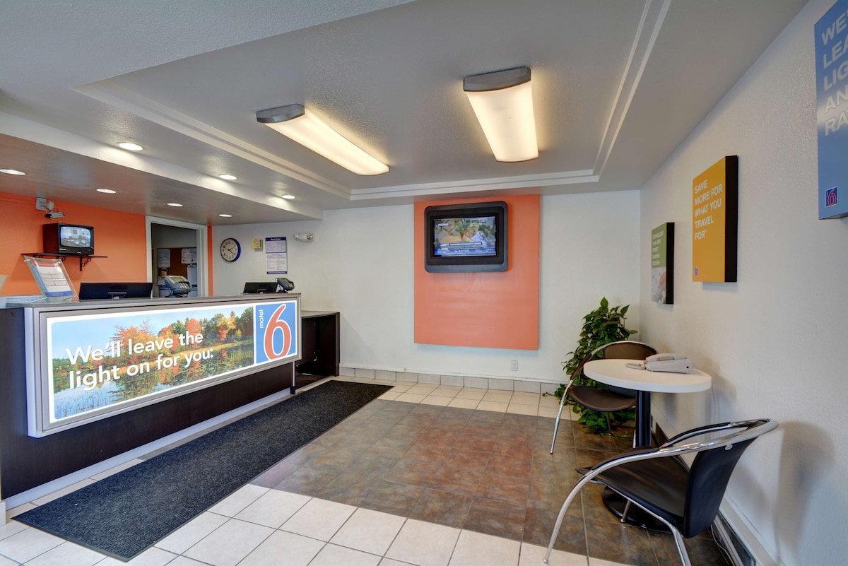 Motel 6 Chicopee, MA - Springfield - Photo 1