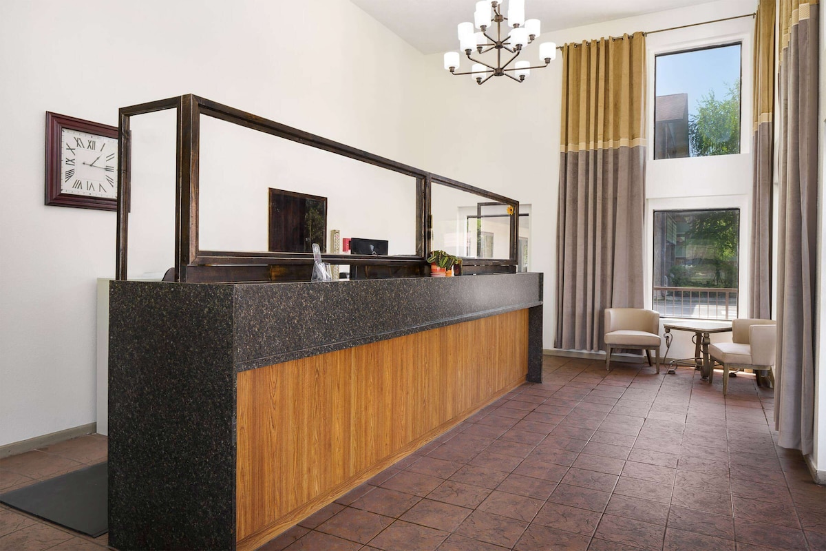 Days Inn by Wyndham Pigeon Forge South - Photo 1