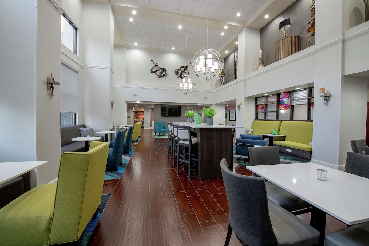 Hampton Inn & Suites Lafayette - Photo 1